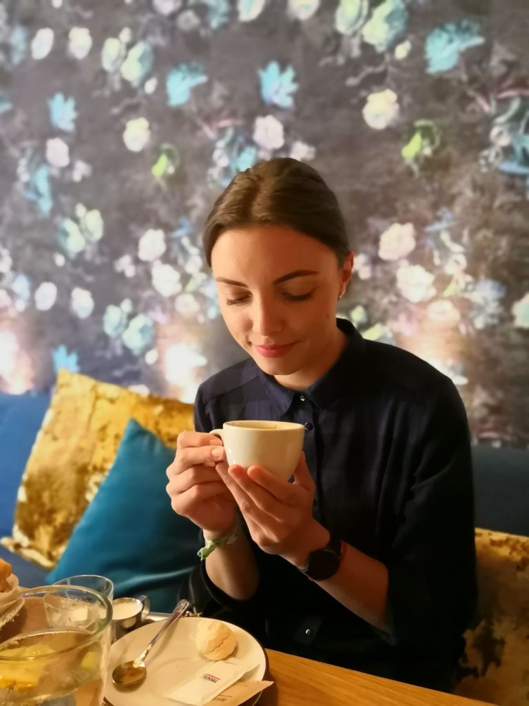 Natália Kmeťová s čajíkom :)